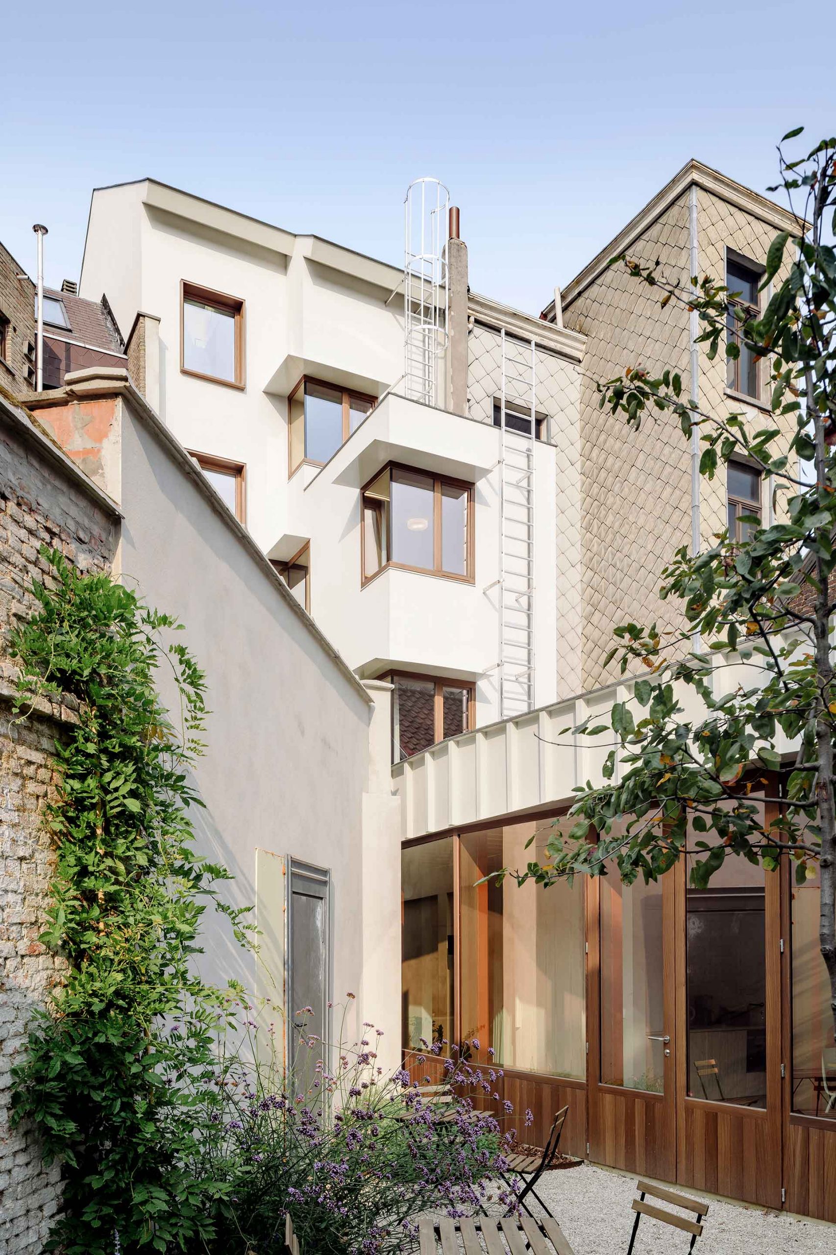 photograph of the back facade of a row house-(c)an vanderhoydonck&murmuur&olmo peeters