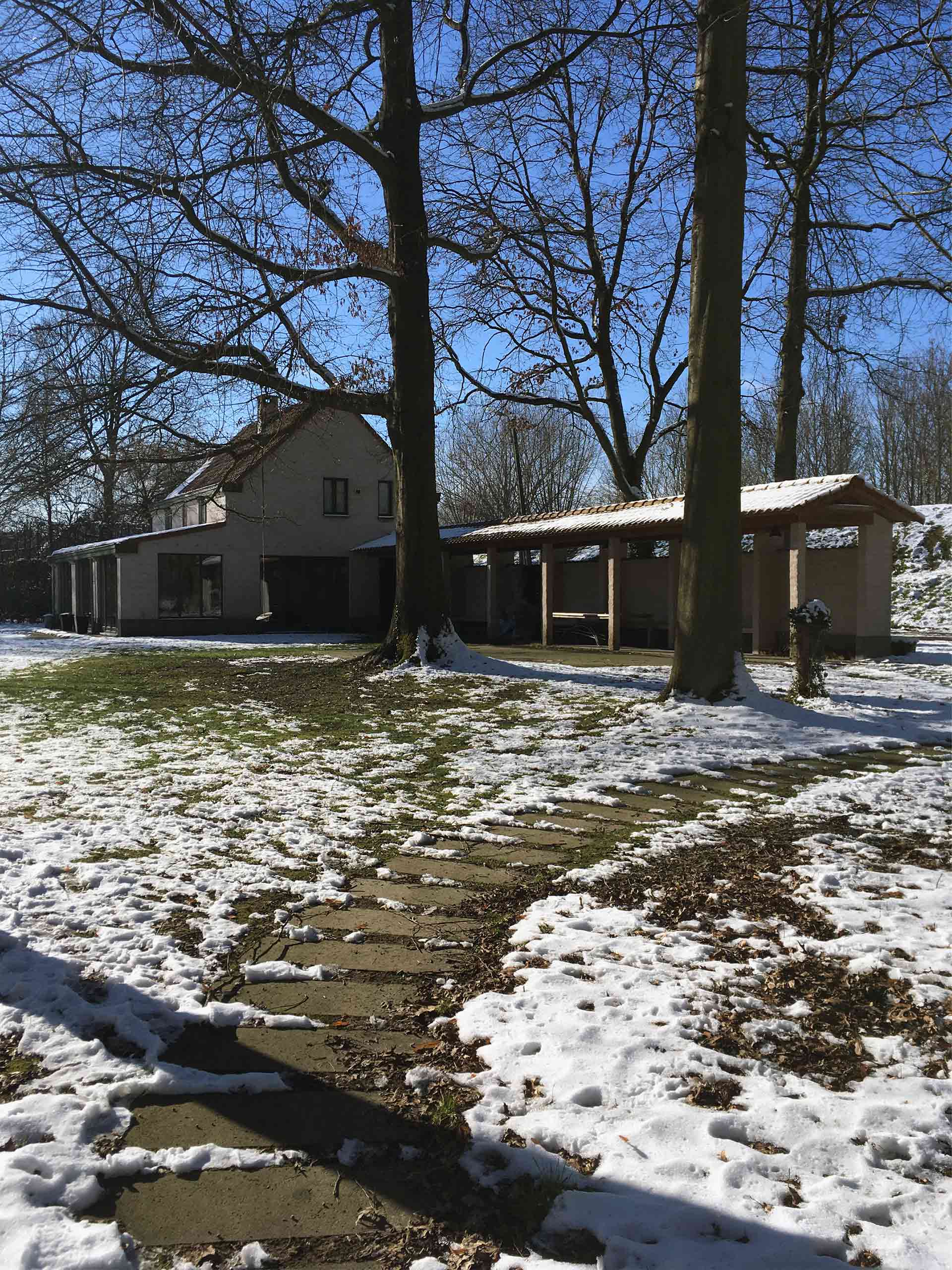 photograph of a house between trees-(c)an vanderhoydonck&murmuur