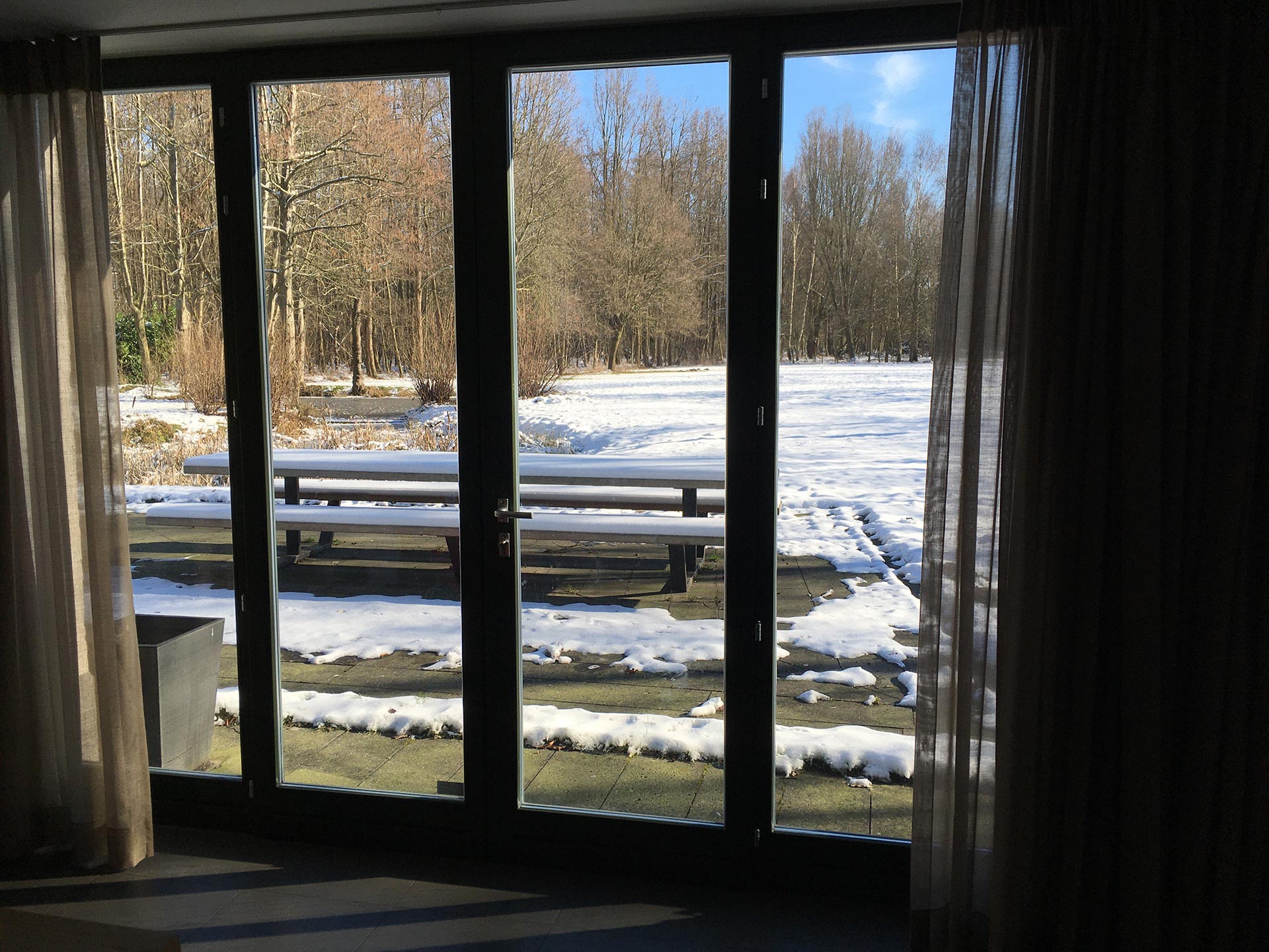 picture of the living room of a house in a snow landscape-(c)an vanderhoydonck&murmuur