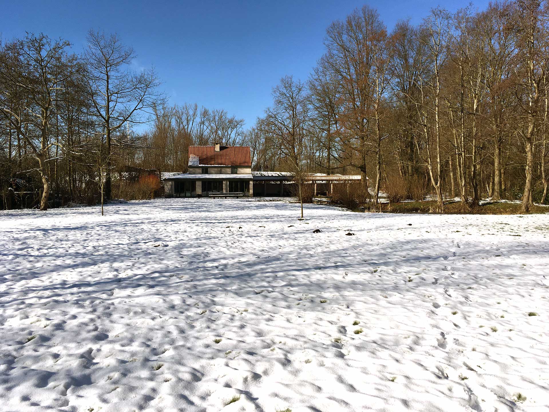 photograph of a house between trees-(c)an vanderhoydonck&murmuur